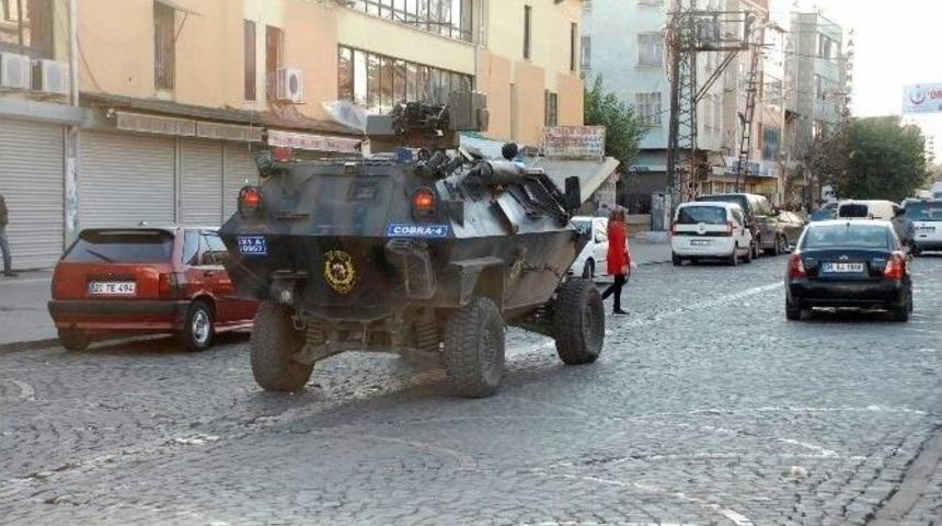 Diyarbakır&rsquo;da &Ccedil;atışma: 1 Polis Yaralı