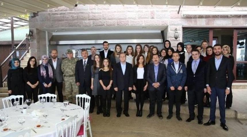 Gen&ccedil;lerden &Ouml;rnek Dayanışma