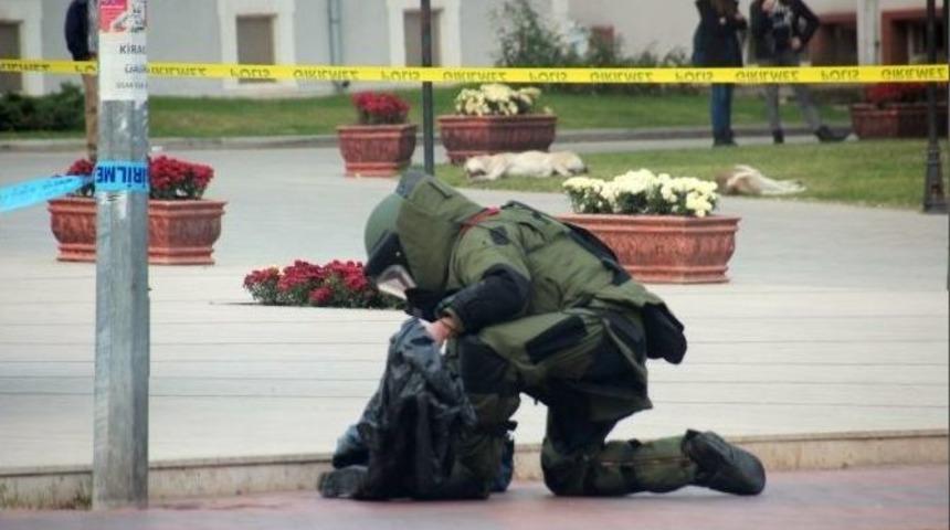 Valilik &Ouml;n&uuml;nde Ş&uuml;pheli &Ccedil;anta Paniği