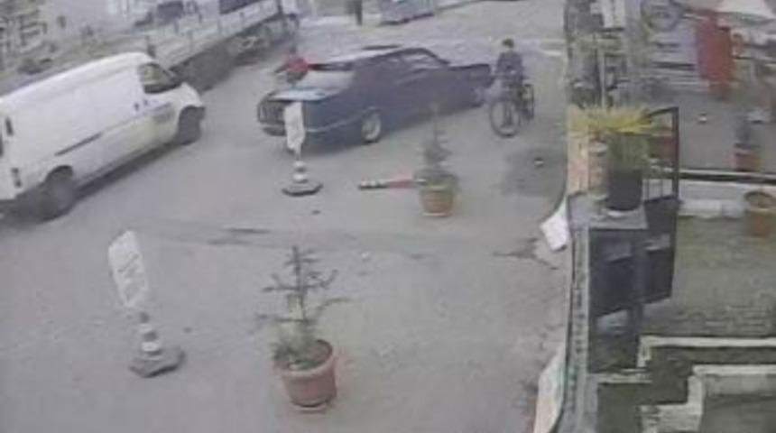 Otomobilin Kadına &Ccedil;arptığı Anlar Kameraya Yansıdı