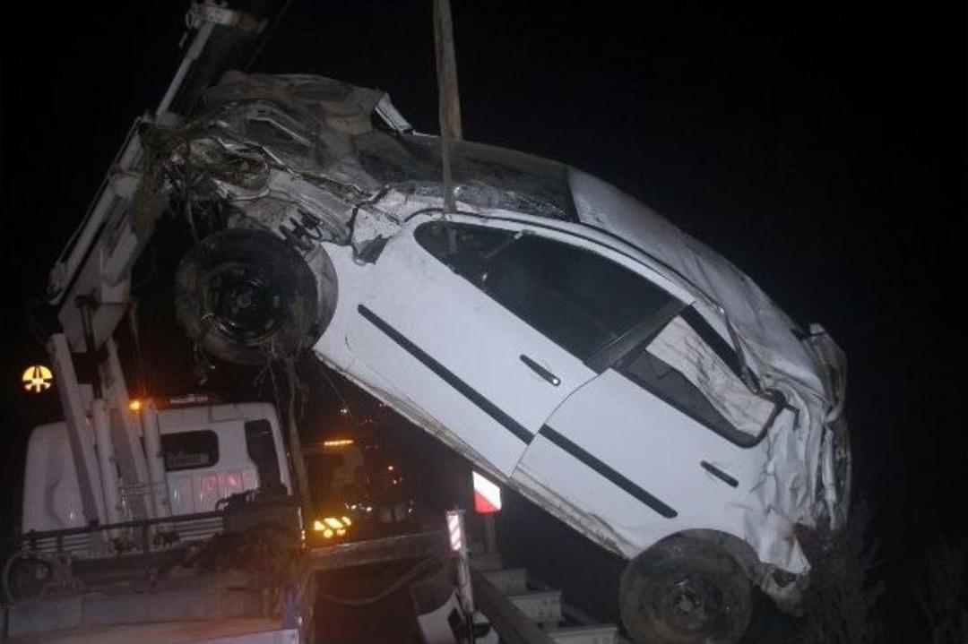 Otomobil Şarampole Yuvarlandı: 2 Yaralı