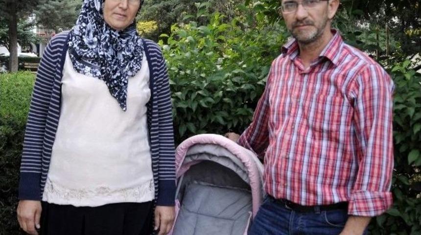 &Ccedil;ocuğu &Ouml;lmesin Diye Arabada Yaşıyor