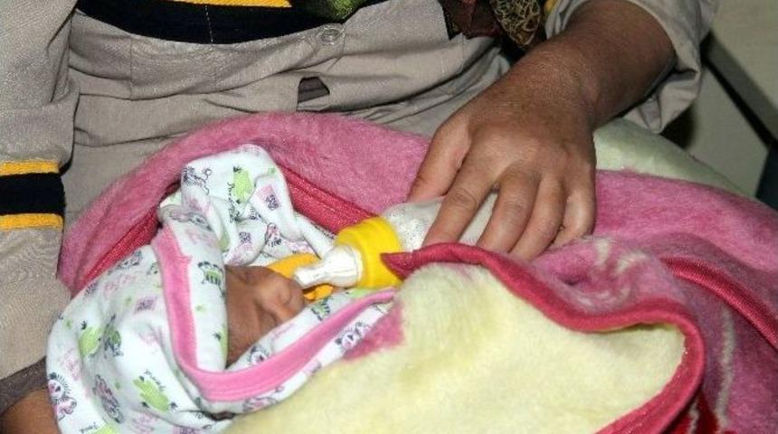 Yeni Doğmuş Bebeği Tuvalete Bıraktılar