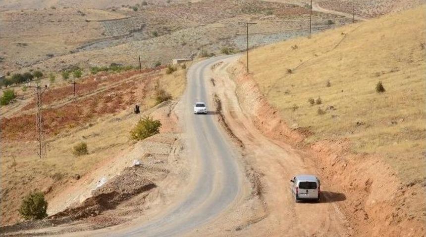 İki Mahallenin Yolu Genişletiliyor