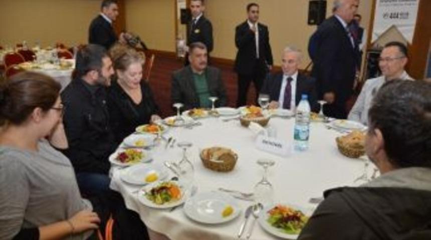 Başkan G&uuml;rkan, Sanat&ccedil;ılarla Akşam Yemeğinde Bir Araya Geldi