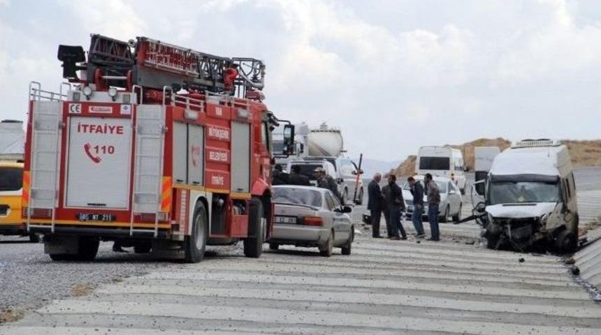 Başkale&rsquo;de Trafik Kazası: 20 Yaralı