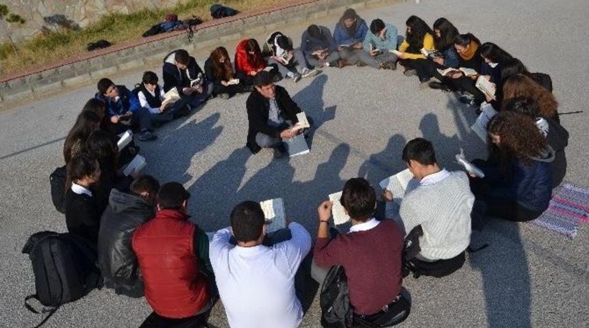 Nazillili &Ouml;ğrencilerden Kitap Okuma Etkinliği