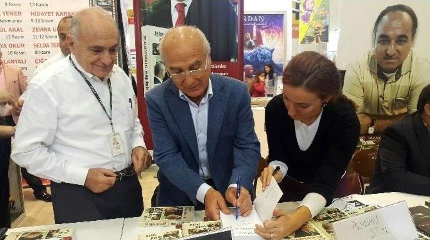 Ayta&ccedil; Durak, Okurlarıyla T&uuml;yap Fuarı&rsquo;nda Bir Araya Geldi