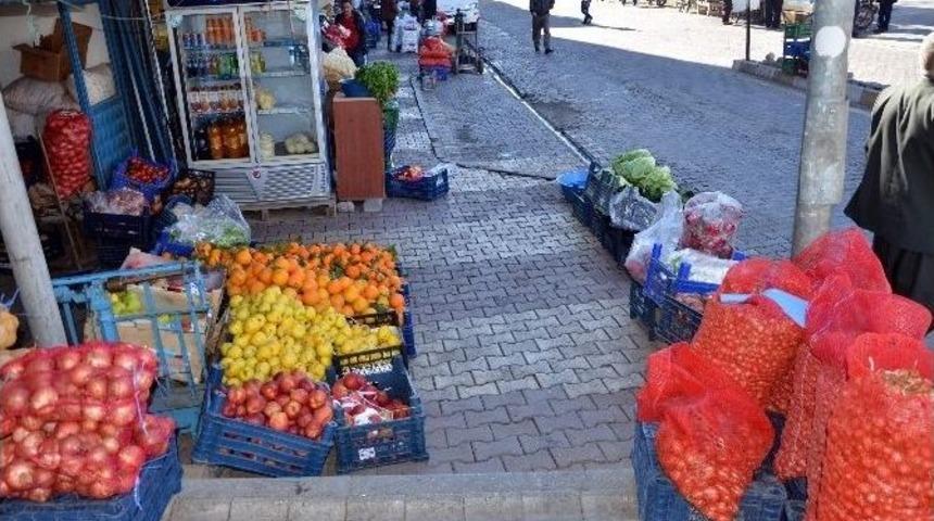Kahta İl&ccedil;esinde Kaldırım İşgaline Tepki