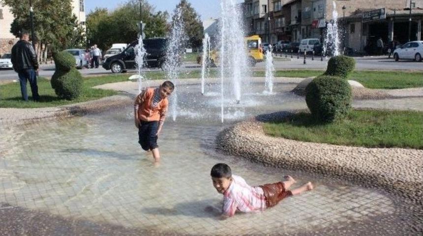 Soğuk Havaya Rağmen S&uuml;s Havuzunda Y&uuml;z&uuml;yorlar