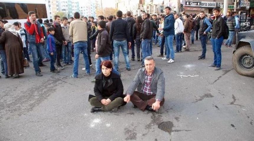 Hdp&rsquo;li Vekil Cadde Ortasında Oturma Eylemi Yaptı
