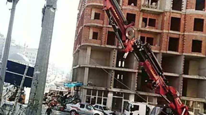 Mobese Kamerası Direği, Kaldırımı İşgal Ettiği Gerek&ccedil;esiyle Belediye Ekiplerince Kaldırıldı