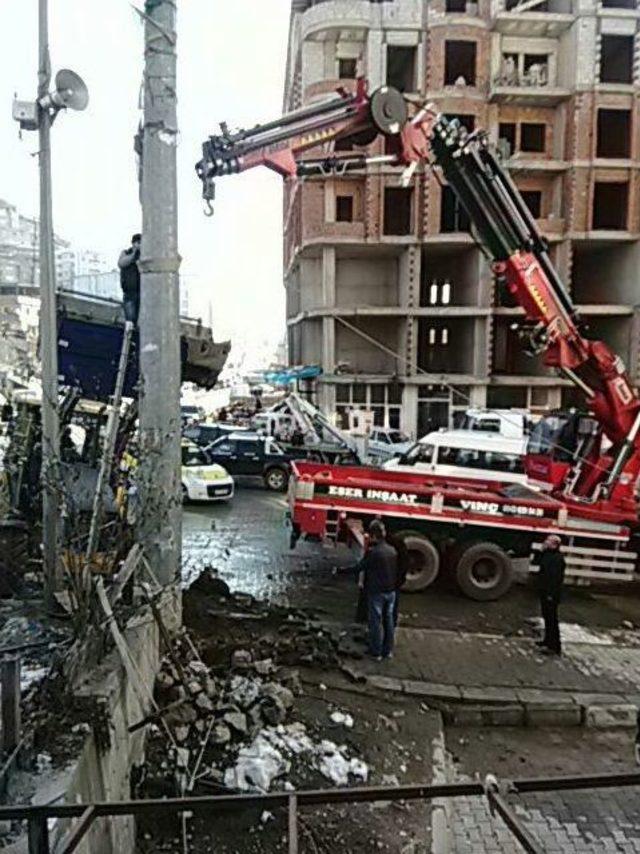 Mobese Kamerası Direği, Kaldırımı İşgal Ettiği Gerek&ccedil;esiyle Belediye Ekiplerince Kaldırıldı 1