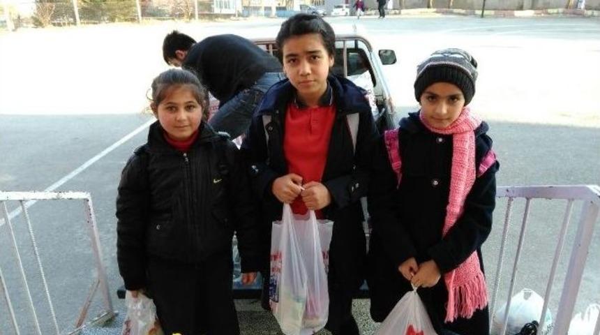 Yozgat Erdoğan Akdağ Ortaokulu &Ouml;ğrencilerinden Bayırbucak T&uuml;rkmenlerine Gıda Yardımı