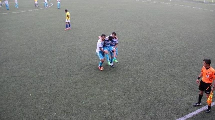 Sakatlanan Futbolcu Sahadan Arkadaşlarının Omuzunda &Ccedil;ıktı