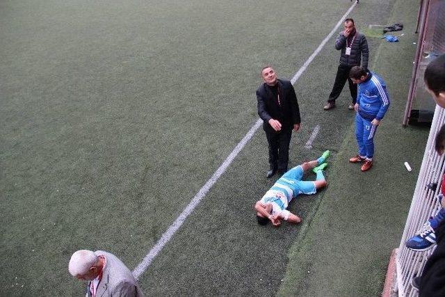 Sakatlanan Futbolcu Sahadan Arkadaşlarının Omuzunda Çıktı