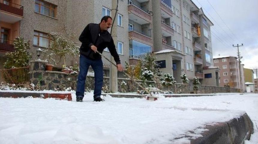 Erzurum Şehir Merkezine Yılın İlk Karı Yağdı