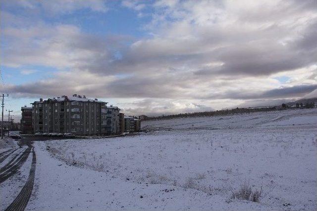 Erzurum Şehir Merkezine Yılın İlk Karı Yağdı