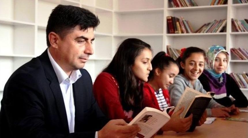 Forum Kayseri K&ouml;y Okuluna K&uuml;t&uuml;phane Kurdu