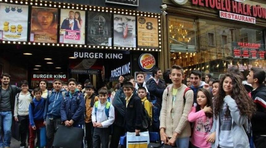 Beyoğlulu &Ouml;ğrencilerin Sinema Keyfi