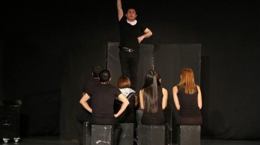 &Ccedil;alışanlar Oynadı, Başkan İzledi