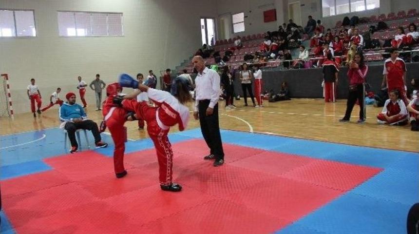 Kick Boks M&uuml;sabakları İncesu Spor Salonunda Yapıldı
