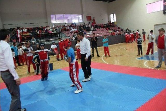 Kick Boks Müsabakları İncesu Spor Salonunda Yapıldı