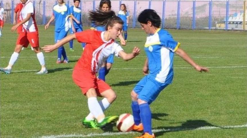 Boz&uuml;y&uuml;k Bayan Futbol Takımı İlk Karşılaşmasında Farklı Kaybetti
