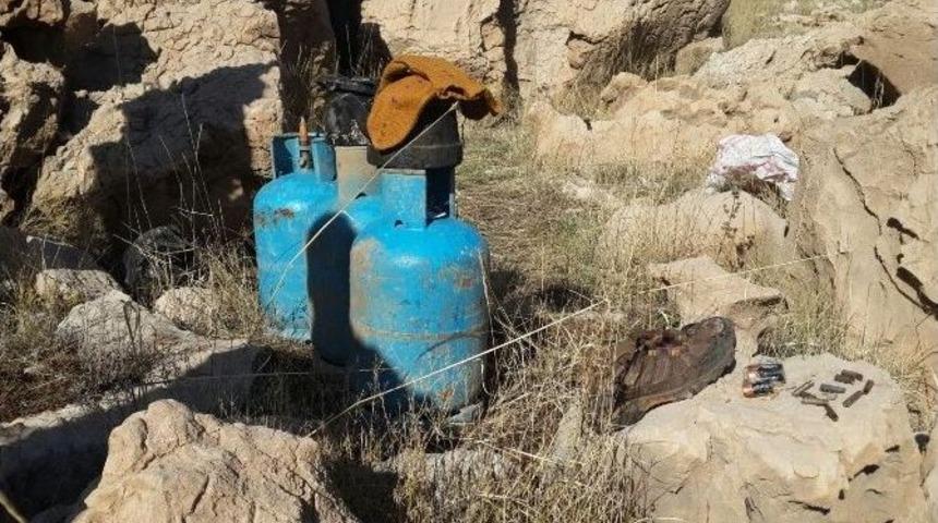 Siirt&rsquo;te Silah Ve Yaşam Malzemesi Ele Ge&ccedil;irildi