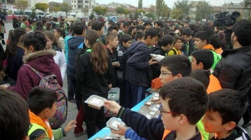 Refika K&uuml;&ccedil;&uuml;k&ccedil;alık İlk&ouml;ğretim Okulu&rsquo;nda 2 Bin 500 &Ouml;ğrenciye Aşure Dağıtıldı