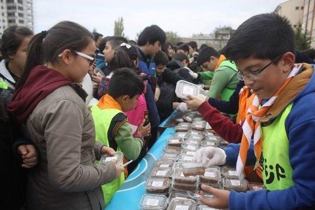 Refika Küçükçalık İlköğretim Okulu’nda 2 Bin 500 Öğrenciye Aşure Dağıtıldı