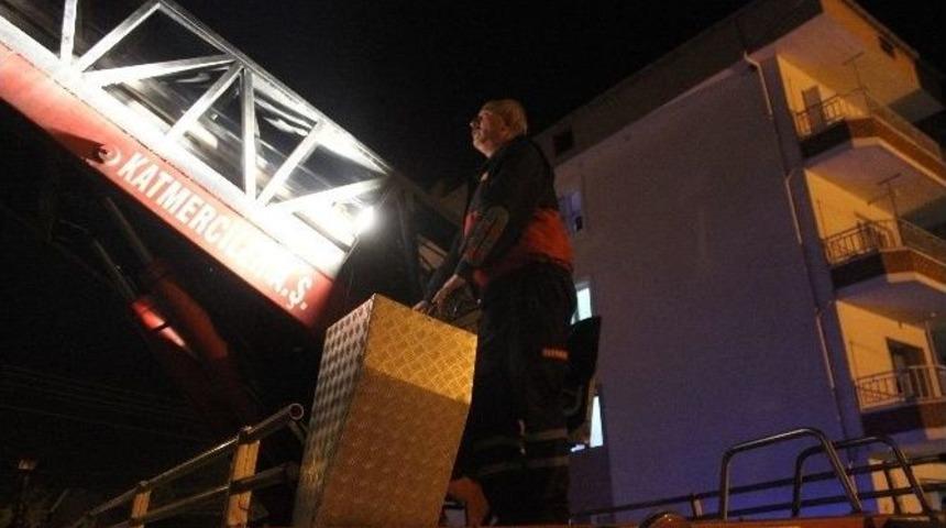 Evde Mahsur Kalan &Ccedil;ocuğu İtfaiye Kurtardı