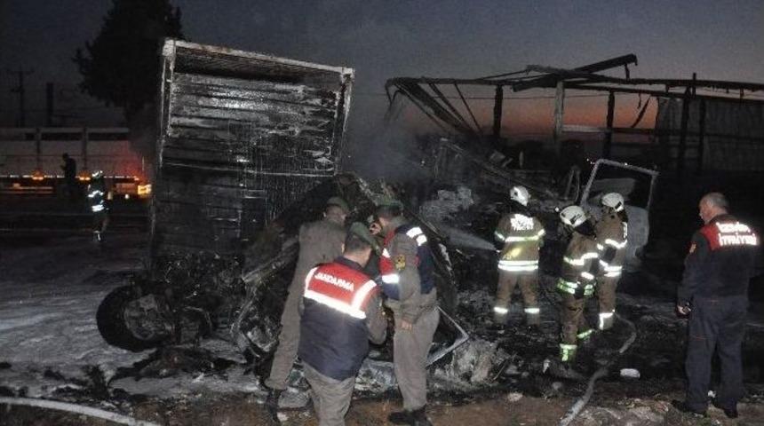 Şerit Değiştiren Tır Dehşet Sa&ccedil;tı: 1 &Ouml;l&uuml;, 1 Yaralı