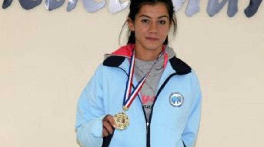 Karamanlı Atlet &Uuml;mm&uuml;han Kara&ccedil;adır Balkan Biletini Kaptı