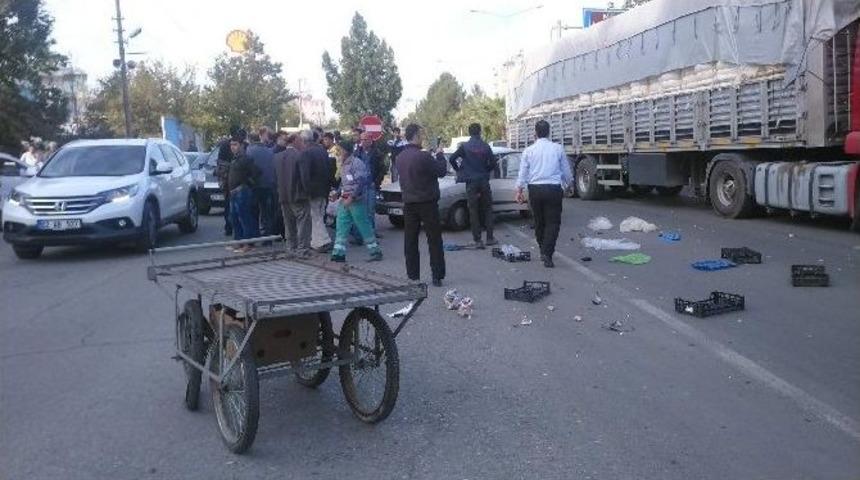 Otomobil Seyyar Satıcıya &Ccedil;arptı: 1 Yaralı