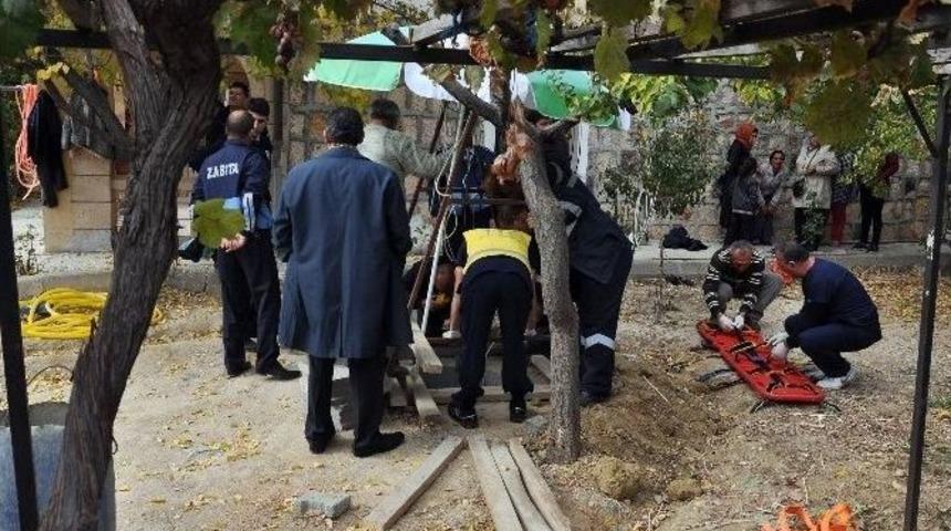 Kendi A&ccedil;tığı Kuyuya D&uuml;şen Adamı İtfaiye Ekipleri Kurtardı