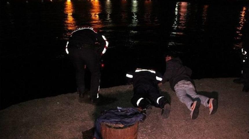 Denize Atlayan İki Kişiyi İtfaiye Kurtardı