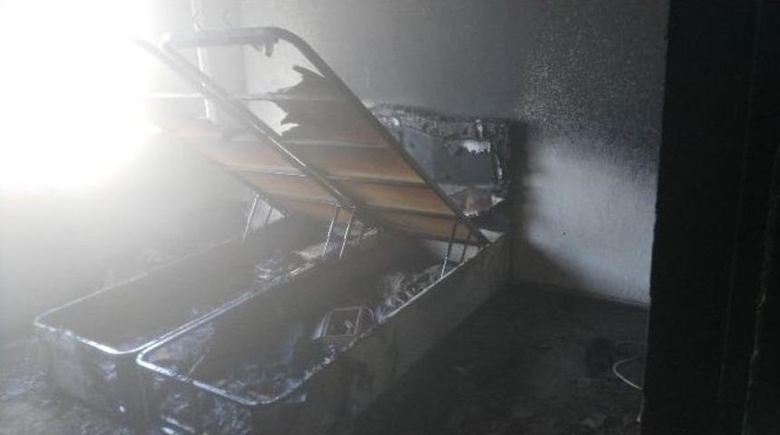 Apartman Katında &Ccedil;ıkan Yangın Korkuttu