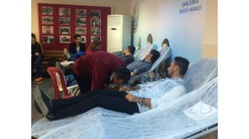 Gen&ccedil;lik Merkezinden Kızılay&rsquo;a Kan Bağışı