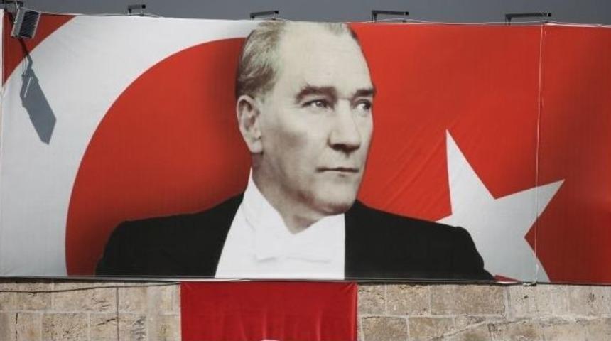 Saldırıya Uğrayan Atatürk Posteri Yenilendi