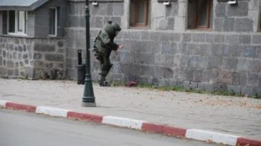 Kars Emniyet M&uuml;d&uuml;rl&uuml;ğ&uuml; &Ouml;n&uuml;ndeki Ş&uuml;pheli &Ccedil;anta Patlatıldı