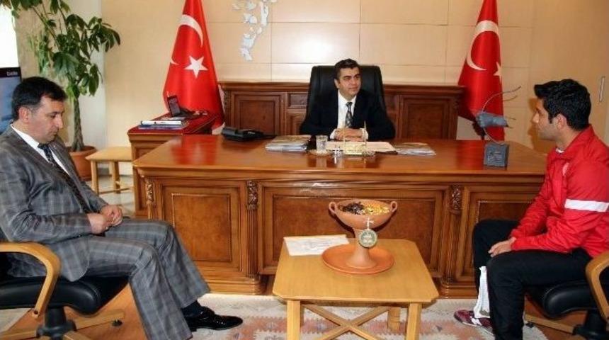 T&uuml;rkiye&rsquo;nin Stilinde En Başarılı Ok&ccedil;usu Vali Orhan D&uuml;zg&uuml;n&rsquo;&uuml; Ziyaret Etti