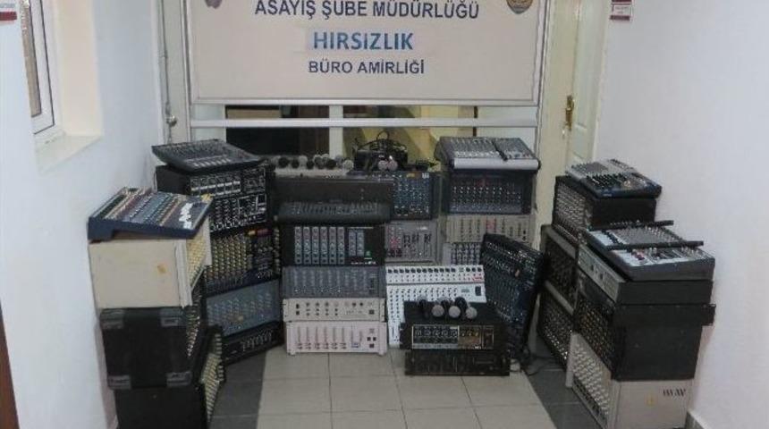 38 Caminin Ses Sistemini &Ccedil;alan Hırsızlar Su&ccedil;&uuml;st&uuml; Yakalandı