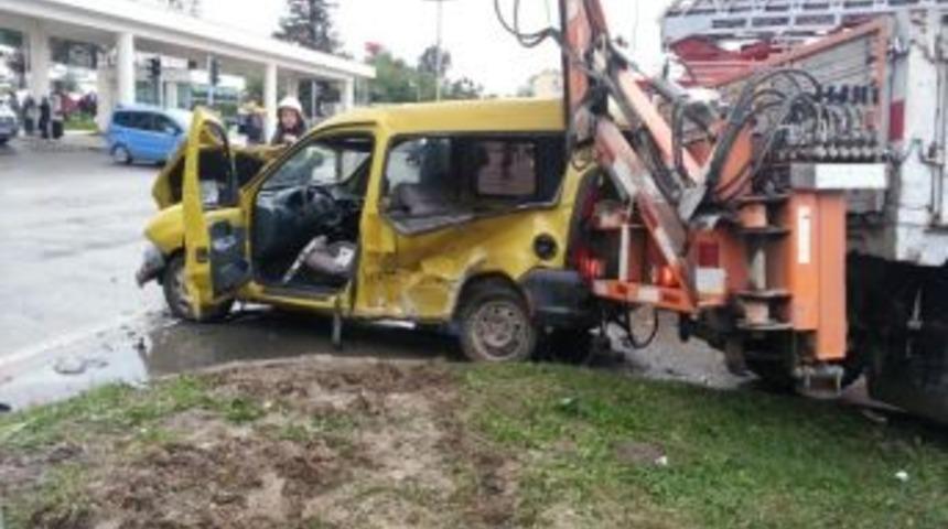 &Uuml;nye&rsquo;de Hastane &Ouml;n&uuml;nde Kaza: 1 &Ouml;l&uuml;, 2 Yaralı