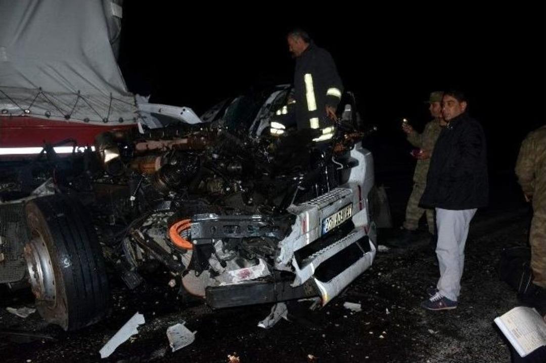 Tır Kamyona &Ccedil;arptı: 2 Yaralı