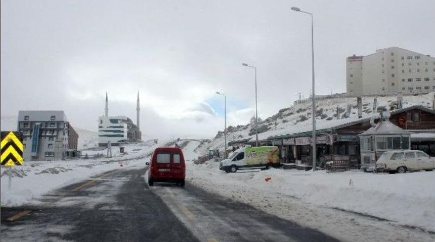 Erciyes Dağı Beyaza B&uuml;r&uuml;nd&uuml;