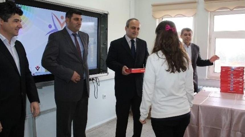 Tosya Anadolu Lisesi &Ouml;ğrencilerine Tabletleri Dağıtıldı