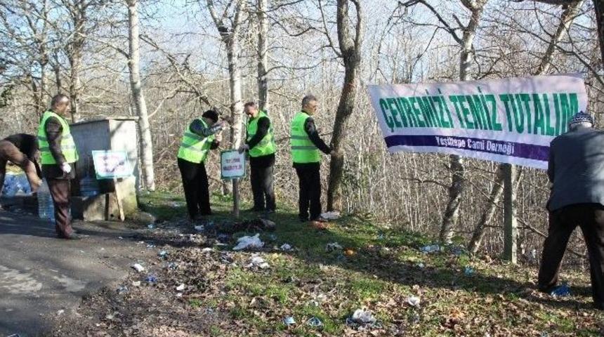 Cami Cemaati Bir Kamyon &Ccedil;&ouml;p Topladı