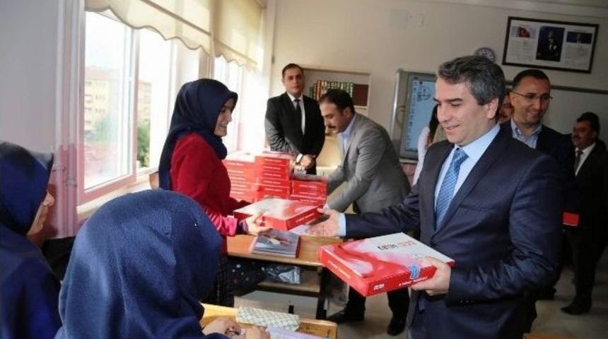 Fatih Projesi Kapsamında &Ouml;ğrencilere Tablet Verildi