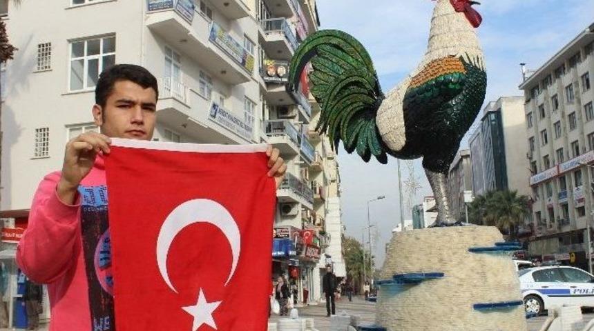 Atat&uuml;rk&rsquo;e Horoz Heykeli &Ouml;n&uuml;nde Bayraklı Anma